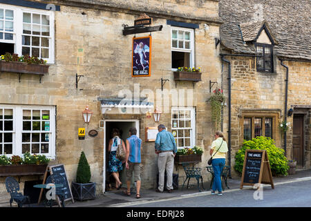 Tourist couples au Royal Oak Inn pub gastronomique traditionnel vieux hôtels à Burford dans les Cotswolds, Oxfordshire, UK Banque D'Images