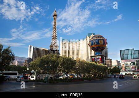 La Tour Eiffel Tower Restaurant de l'hôtel de Paris et le casino Bellagio Fontaines situé sur le Strip de Las Vegas dans le Paradis, au Nevada. Banque D'Images