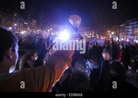 Paris, France. 05Th Jan, 2015. Les gens pleurent et démontrer à la place de la République après l'attaque sur les bureaux du magazine satirique français 'Charlie Hebdo' à Paris, France, 08 janvier 2015. Photo : FREDRIK VON ERICHSEN/dpa/Alamy Live News Banque D'Images