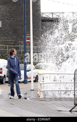 Aberystwyth, Pays de Galles, Royaume-Uni, 09th Jan, 2015. De forts vents apportent de grosses vagues s'écraser dans Aberystwyth. Crédit : Jon Freeman/Alamy Live News Banque D'Images