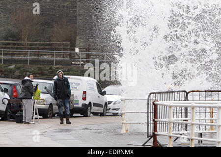 Aberystwyth, Pays de Galles, Royaume-Uni, 09th Jan, 2015. De forts vents apportent de grosses vagues s'écraser dans Aberystwyth. Crédit : Jon Freeman/Alamy Live News Banque D'Images