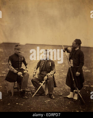 Deux officiers français, assis, debout, Zouave et avec le bras reposant sur l'arme, guerre de Crimée, 1853-1856, Roger Fenton Banque D'Images