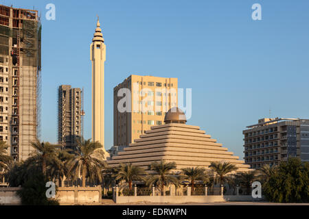 Pyramide mosquée dans la ville de Koweït, Moyen-Orient Banque D'Images