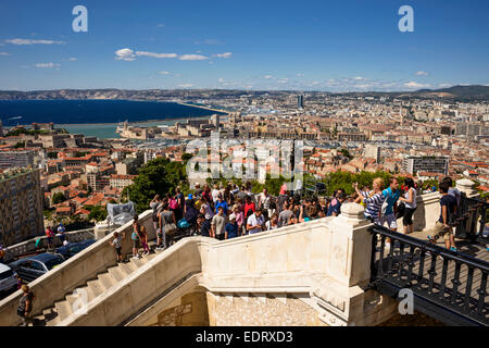 Les touristes appréciant la vue de Marseille de Notre Dame de la garde (Vieux Port à l'arrière-plan), Bouches du Rhône, France Banque D'Images