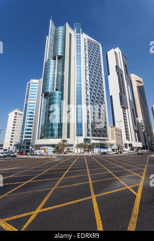 Gratte-ciel au centre-ville, dans la ville de Koweït. Banque D'Images