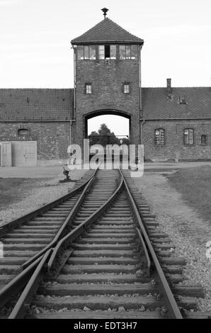 Entrée principale du Camp de concentration d'Auschwitz Birkenau, Pologne Banque D'Images