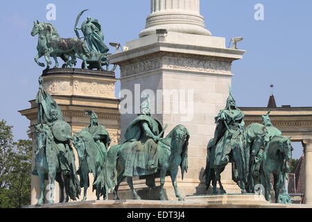 Statues équestres des chefs hongrois en place des Héros de Budapest Banque D'Images