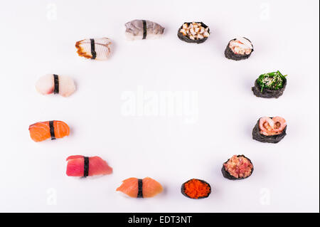 Ensemble de sushi de différents fruits de mer isolé sur fond blanc Banque D'Images