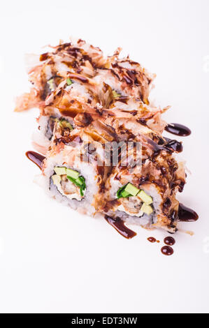 En rouleau de sushi anguille flocons de thon isolé sur fond blanc Banque D'Images