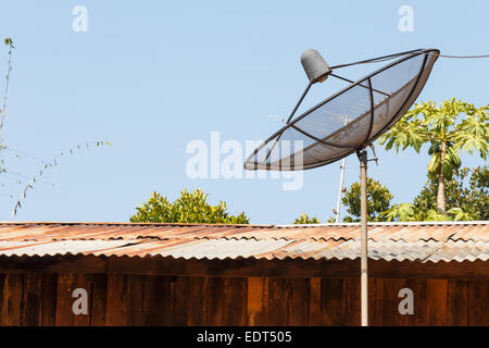 Ancienne antenne satellite et scène rurale en Thaïlande Banque D'Images