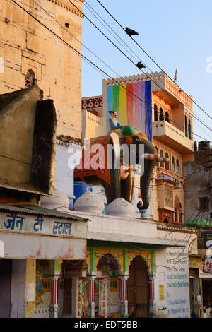 L'Inde, du Rajasthan, Bundi, région de Mewar, temple hindou avec une sculpture d'éléphant Banque D'Images