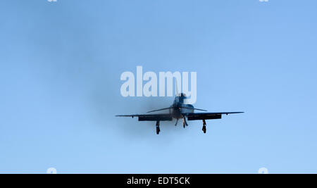 Un pilote hits toute sa puissance comme il le fait une remise des gaz au RAF Valley dans son Hawk Banque D'Images