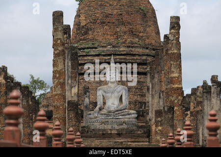 Statue de Bouddha au Wat Sa Si - le parc historique de Sukhothai, Thaïlande Banque D'Images