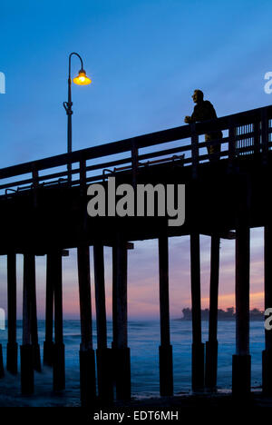 L'homme sur jetée de Ventura avec la lumière au coucher du soleil, California USA Banque D'Images