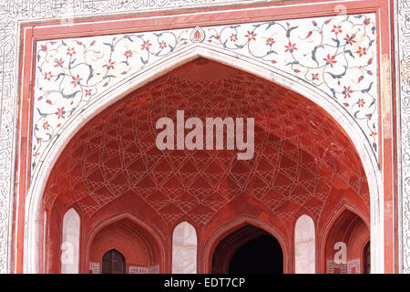 Toit décoré de la porte principale, et ses environs, au Taj Mahal à Agra, Inde site Banque D'Images