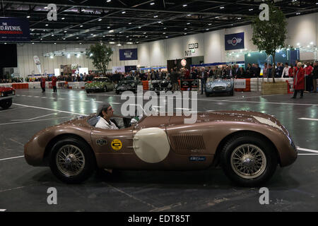 Un C-Type Jaguar Fangio, prenant part à la 'Grand Avenue Show' lors de l'ouverture de la séance inaugurale Londres Salon de voitures à Excel sur 08.01.2015. C'est la première fois que les voitures classiques ont été repoussés à l'intérieur à n'importe quel car show. Banque D'Images