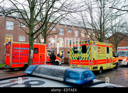 Hambourg, Allemagne. 09Th Jan, 2015. Les camions incendie, les ambulances, et une voiture de police garée devant l'école de district de Bahrenfeld à Hambourg, Allemagne, 09 janvier 2015. Plusieurs étudiants ont été blessés par un arbre tombé. Photo : DANIEL BOCKWOLDT/dpa/Alamy Live News Banque D'Images