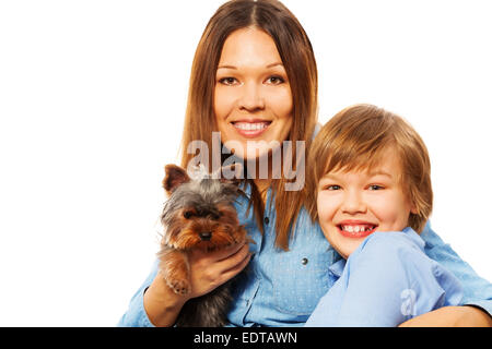 Mère heureuse avec son fils et Yorkshire Terrier Banque D'Images