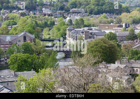 Ponts sur la rivière qui coule à travers Kent Kendal dans le Lake District. La vue au nord-ouest de la colline du château. Banque D'Images