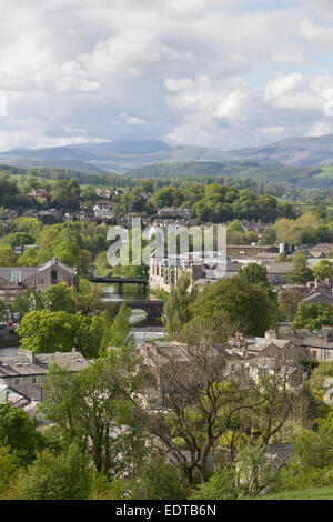 Ponts sur la rivière qui coule à travers Kent Kendal dans le Lake District. La vue au nord-ouest de la colline du château. Banque D'Images