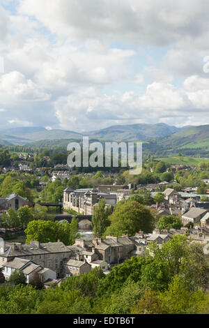 Ponts sur la rivière qui coule à travers Kent Kendal dans le Lake District. La vue au nord-ouest de la colline du château. Banque D'Images