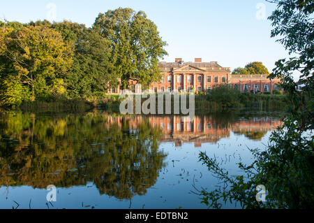 Le Colwick Hall Hotel reflète dans le lac à Colwick Park, Lancashire England UK Banque D'Images