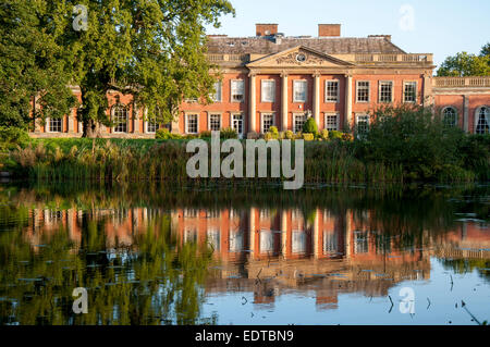 Le Colwick Hall Hotel reflète dans le lac à Colwick Park, Lancashire England UK Banque D'Images