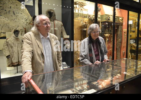 Philip Pullman et Dame Penelope Lively examiner artefacts au Pitt Rivers Museum, Oxford Banque D'Images