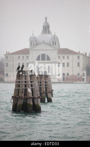 Tourné à Venise avec vue sur Canal della Giudecca Giudecca vers sur un jour brumeux hivers brumeux. Banque D'Images