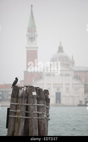 Tourné à Venise avec vue sur Canal della Giudecca Giudecca vers sur un jour brumeux hivers brumeux. Banque D'Images