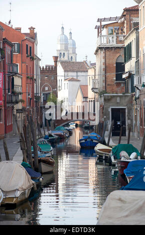 Tourné en hiver, de petits canaux dans les rues de Venise en Italie. Banque D'Images