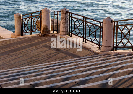 À descendre quelques marches sur un canal à Venise. Banque D'Images