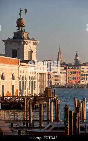 Un paysage à Venise Italie montrant la Punta della Dogana, à l'embouchure du Grand Canal. Banque D'Images