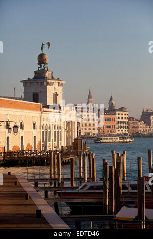 Un paysage à Venise Italie montrant la Punta della Dogana, à l'embouchure du Grand Canal. Banque D'Images