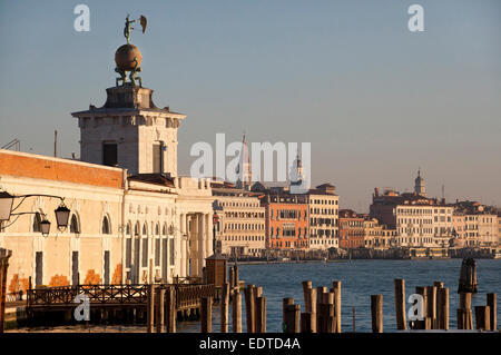 Un paysage à Venise Italie montrant la Punta della Dogana, à l'embouchure du Grand Canal. Banque D'Images