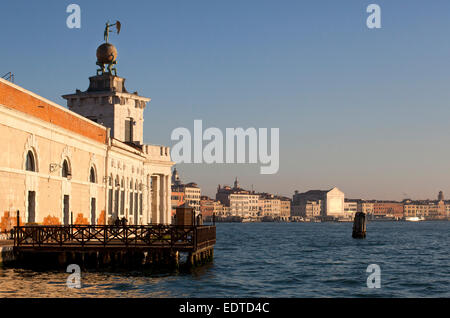 Un paysage à Venise Italie montrant la Punta della Dogana, à l'embouchure du Grand Canal. Banque D'Images