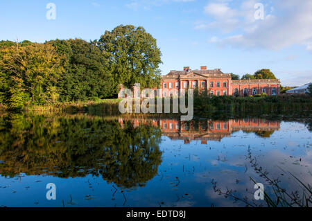 Le Colwick Hall Hotel reflète dans le lac à Colwick Park, Lancashire England UK Banque D'Images