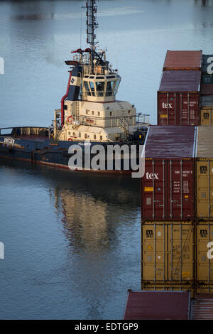 Un remorqueur tirant le Panama-siège porte-conteneurs MSC Sandra, au quais Seaforth, Liverpool, Angleterre, Royaume-Uni. Banque D'Images