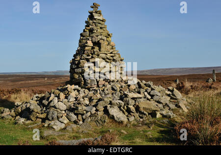 Le cairn du sommet de la lande avec panorama à 360 degrés. Banque D'Images