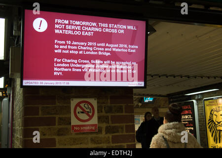 Londres, Royaume-Uni. 09 Jan 2015. Un panneau à la station London Bridge met en garde les passagers que du 10 janvier 2015 jusqu'à août 2016, les trains à destination ou en provenance de Charing Cross et Waterloo East s'arrête pas au Pont de Londres. Crédit : Jamie Hunt/Alamy Live News Banque D'Images