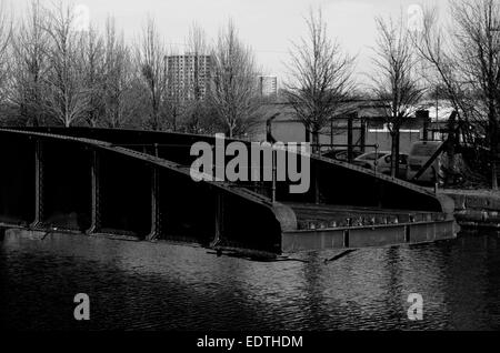 Pont tournant sur le canal à Port Dundas à Glasgow, Ecosse Banque D'Images