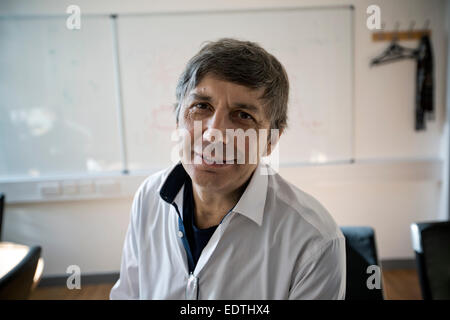 Physicien soviétique né à Dutch-British Professeur Sir Andre Geim photographié à son bureau à l'Université de Manchester. Banque D'Images