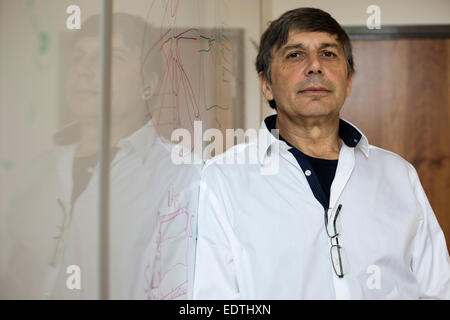 Physicien soviétique né à Dutch-British Professeur Sir Andre Geim photographié à son bureau à l'Université de Manchester. Banque D'Images