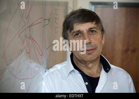 Physicien soviétique né à Dutch-British Professeur Sir Andre Geim photographié à son bureau à l'Université de Manchester. Banque D'Images