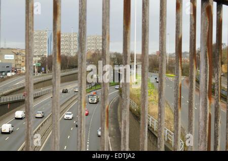 L''autoroute M8 par la rambarde sur la passerelle pour piétons au Charing Cross à Glasgow, Ecosse Banque D'Images