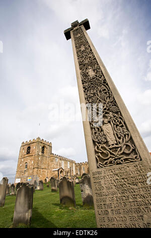 Royaume-uni, Angleterre, dans le Yorkshire, Whitby, l'église St Mary, ornately carved stone cross Banque D'Images