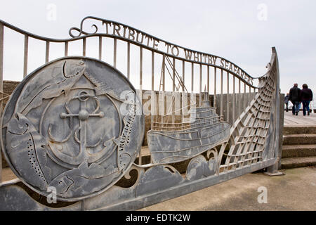 Royaume-uni, Angleterre, dans le Yorkshire, Whitby, Jetée ouest, hommage à Whitby, fermé la porte de mer par mauvais temps Banque D'Images