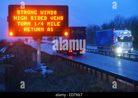 Signe de route sur l'A66 dans le comté de Durham fermé aux véhicules à profil élevé et caravanes Banque D'Images