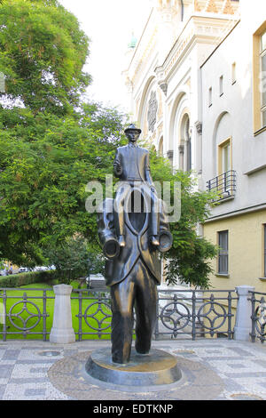 Bei der Skulptur Franz Kafka, 'Der stumme Synagoge in Prag, Tschechische Republik, Franz Kafka sculpture à la Synagogue Espagnole j Banque D'Images