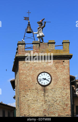 Italien, Städtchen Montepulciano dans der Toskana, Uhrturm, Torre di Piazza, Pucinella Michelozzo,Italie, Montepulciano en Toscane, Banque D'Images